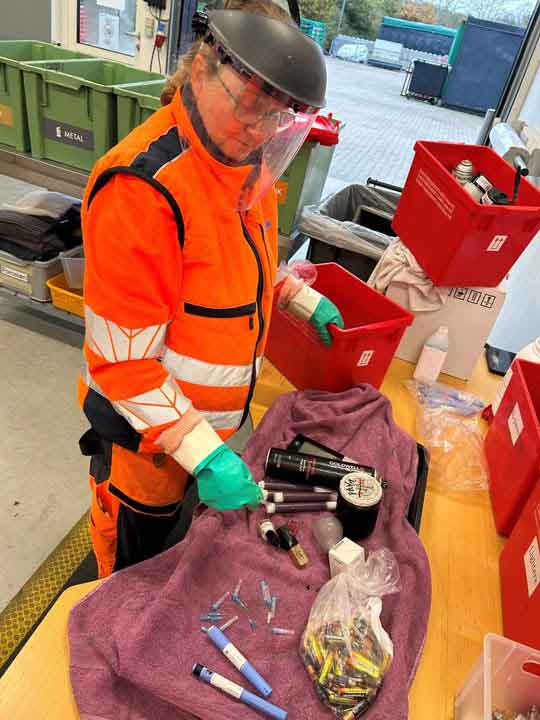 Genbrugsmedarbejder Janni Thimes er en af de medarbejdere på kommunens genbrugspladser, der ofte oplever, at der er brugte kanyler og medicinrester i den røde miljøkasse. Fremover skal kanyler og anden medicinsk affald afleveres på apoteket. rksk
