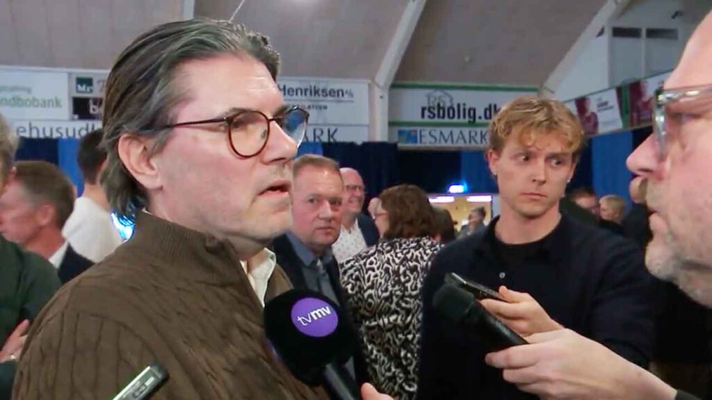 Danmarksdemokraterne tager deres første borgmesterpost efter bred konstituering med seks partier, med et flertal på 18 mandater i nat pegede på Mads Fuglede. Det skete efter en lang nat med forhandlinger i ROFI-Centret i Ringkøbing. snapshot tv