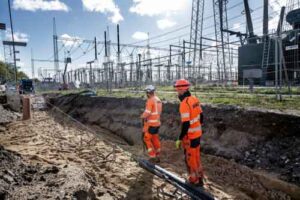 Vestkystforbindelsen, der kombinerer 400 kV luftledninger med 26 km jordkabler, forventes at være klar til idriftsættelse i foråret 2026.  foto: Energinet