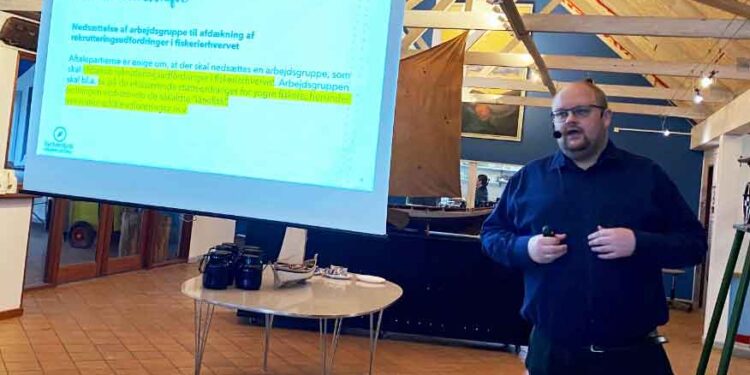 Formand for Sydvestjysk Fiskeriforening, Thomas Rahbek Sloth, indledte med et blik på fiskeriets aktuelle situation. Med solide landinger – især på industrifisk – kunne han samtidig fremhæve Hvide Sandes position som Danmarks tredjestørste fiskerihavn målt på mængder.  foto: HvideSandeHavn