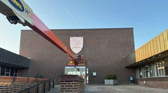 Våbenskjold hængt op på Rådhuset i Ringkøbing - rksk
