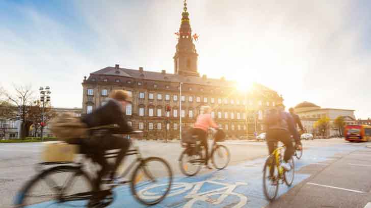 Regeringen er sammen med Socialistisk Folkeparti og Enhedslisten blevet enige om at afsætte i alt 4,5 mia. kr. i 2026 til en fødevarecheck til de grupper, som i særlig høj grad er hårdt ramt af højere fødevarepriser. Der vil blandt andet blive udbetalt 2.500 kr. skattefrit i år til folkepensionister uden store formuer og 5.000 kr. til børnefamilier uden høj indkomst. foto: fm.dk