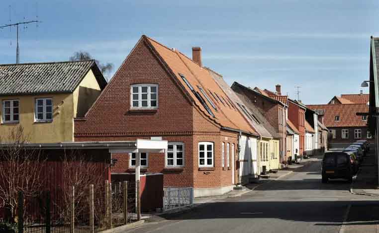 Det er Skatteministeriet, der endnu en gang har udskudt de nye ejendomsvurderinger. Ansvaret ligger konkret hos Vurderingsstyrelsen, som hører under ministeriet, men beslutningen og den overordnede tidsplan fastlægges politisk. snapshot skm