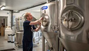 Ny kapacitetsopgradering hos Hvide Sande Bryghus giver 50.000 liter ekstra og ligeledes er første øl med malt fra Stauning Whisky allerede på vej ud fra bryghuset - som udvider sortimentet og lancerer nye øl.  foto HvideSande Bryghus