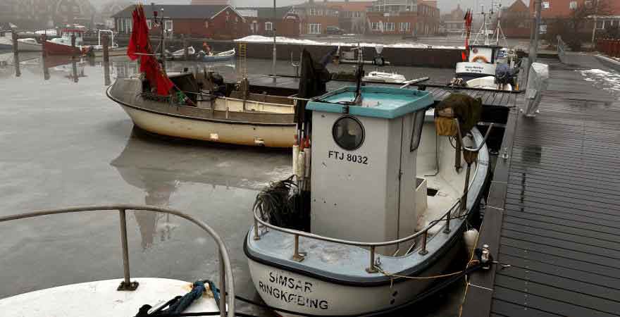 Mens den østlige del af landet kæmper med snemasserne, er det isen, der driller i Ringkøbing Havn, hvor arbejdet med at oprense havnebassinet i Gammel Havn er udskudt på grund af vintervejret. Opstarten på arbejdet er nu udsat til midt i marts. foto: rksk