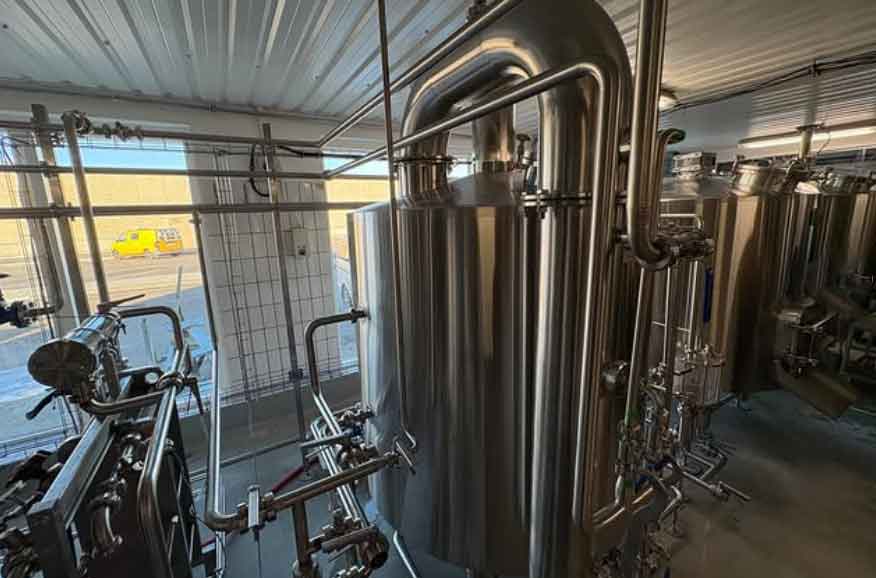 Hvide Sande Bryghus har netop taget et nyt bryggerianlæg i brug, og resultatet er et væsentligt løft i produktionen. Efter flere måneders opstilling og indkøring er anlægget nu for alvor kommet i drift, og det lever fuldt ud op til forventningerne, lyder det opmuntrende fra indehaver og brygmester Niels Sangill. foto: Hvide Sande Bryghus