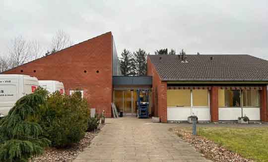 Håndværkere har haft travlt med gøre huset klar til Ungecenter Ringkøbing-Skjern, men de bliver klar til åbningen den 23. februar. Pressefoto.