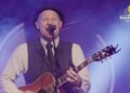 I 1986 satte Kim Larsen og Bellami hele Danmark i sving med albummet »Forklædt som voksen«. Nu får alle Larsen-fans i og omkring Hvide Sande chancen for at genopleve magien, når Lasse Helvig inviterer til koncertforedrag på Spillestedet Generator. pressefoto