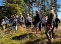 Ca. 50 naturmedarbejdere fra kommuner og partnere i den grønne trepart var torsdag på tur i Nationalpark Thy med det formål at dele viden og erfaringer i arbejdet med omlægningsprojekter. foto: rksk