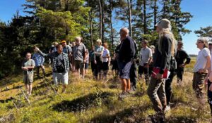 Ca. 50 naturmedarbejdere fra kommuner og partnere i den grønne trepart var torsdag på tur i Nationalpark Thy med det formål at dele viden og erfaringer i arbejdet med omlægningsprojekter. foto: rksk
