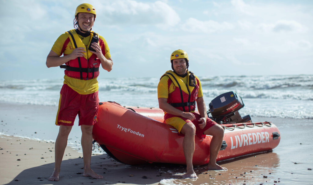 Fredag åbnede TrygFonden Kystlivredning for første gang i år livreddertårnene på strande over hele landet. Det blev en rekordvarm og meget travl weekend med mange mennesker både på land og i vandet. Selvom livredderne havde meget at se til, var der ingen såkaldte »røde aktioner«, hvor en eller flere blev vurderet at være i livsfare. Det tager livredderne som udtryk for, at rigtig mange danskere er bevidste om – og følger – baderådene. foto: Trygfonden Kystlivreddere