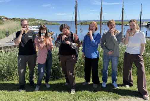 Medarbejdere fra en række midt- og vestjyske kommuner blev tidligere på måneden udlært som værter for de lokale klimatopmøder. Ringkøbing-Skjern Kommunes klimatopmødevært Pernille Vej Hagen er nr. tre fra venstre. foto: rksk