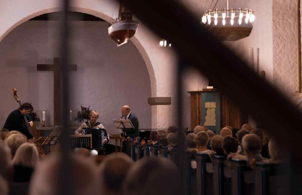 HVIDE SANDE – Når sensommeren rammer den vestjyske kyst, fyldes Hvide Sande af klange fra den klassiske og nordiske musikscene. Fra mandag den 10. august til fredag den 14. august inviterer Late Summer Festival til fem dage under overskriften "Fra det yderste Nord" – en musikalsk rejse, hvor grønlandsk sang, nordisk kammermusik og jazz mødes med de store klassiske værker. foto: Late Summer Festival