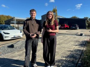 Nicolaj Amby og hans kollega Caroline Mathilde Agerskov er glade for app'en KIRA, der hjælper med dokumentationen i arbejdet i Handicap og Psykiatri. Pressefoto.