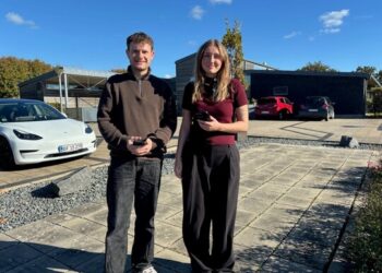 Nicolaj Amby og hans kollega Caroline Mathilde Agerskov er glade for app'en KIRA, der hjælper med dokumentationen i arbejdet i Handicap og Psykiatri. Pressefoto.