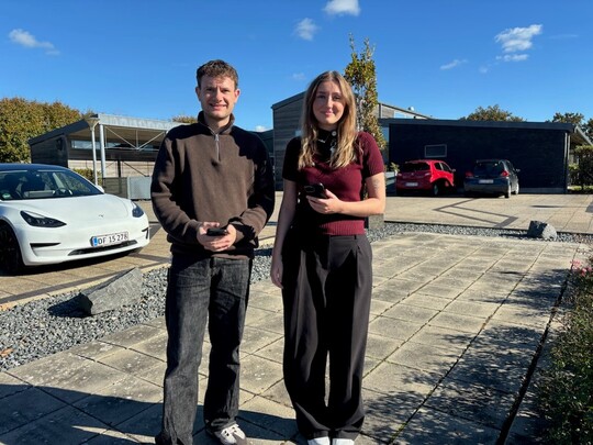 Nicolaj Amby og hans kollega Caroline Mathilde Agerskov er glade for app'en KIRA, der hjælper med dokumentationen i arbejdet i Handicap og Psykiatri. Pressefoto.
